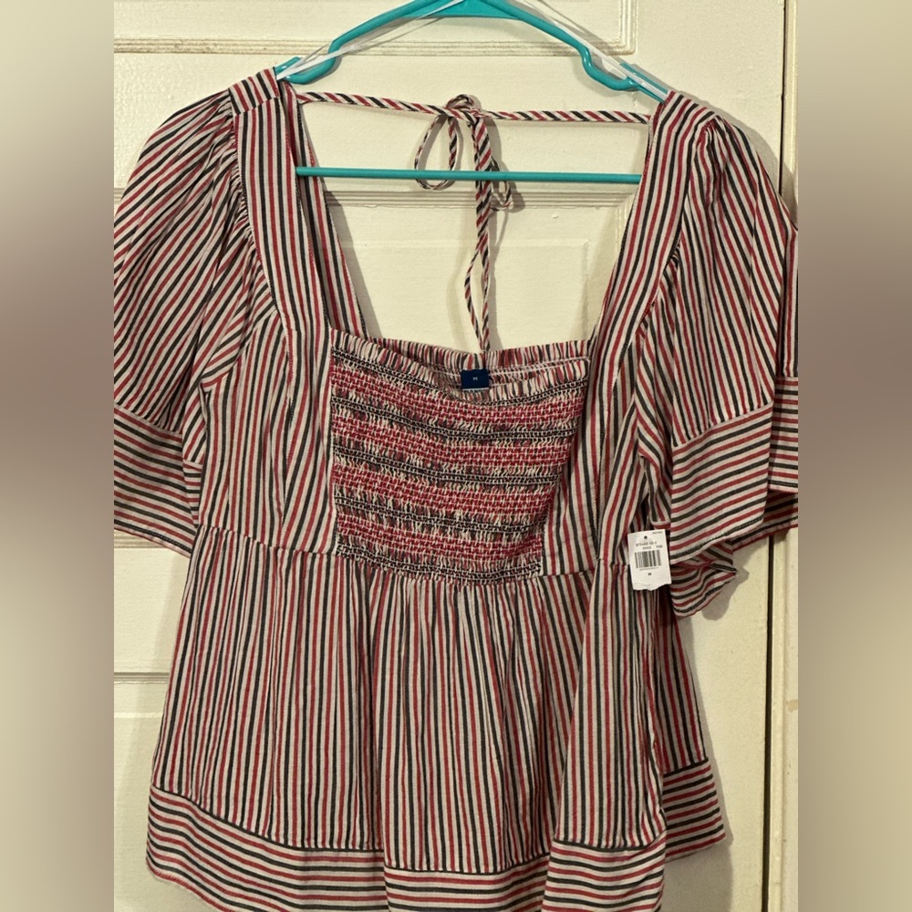 Old Navy size med top. Smoke free pet free home. Shirt is in great condition.